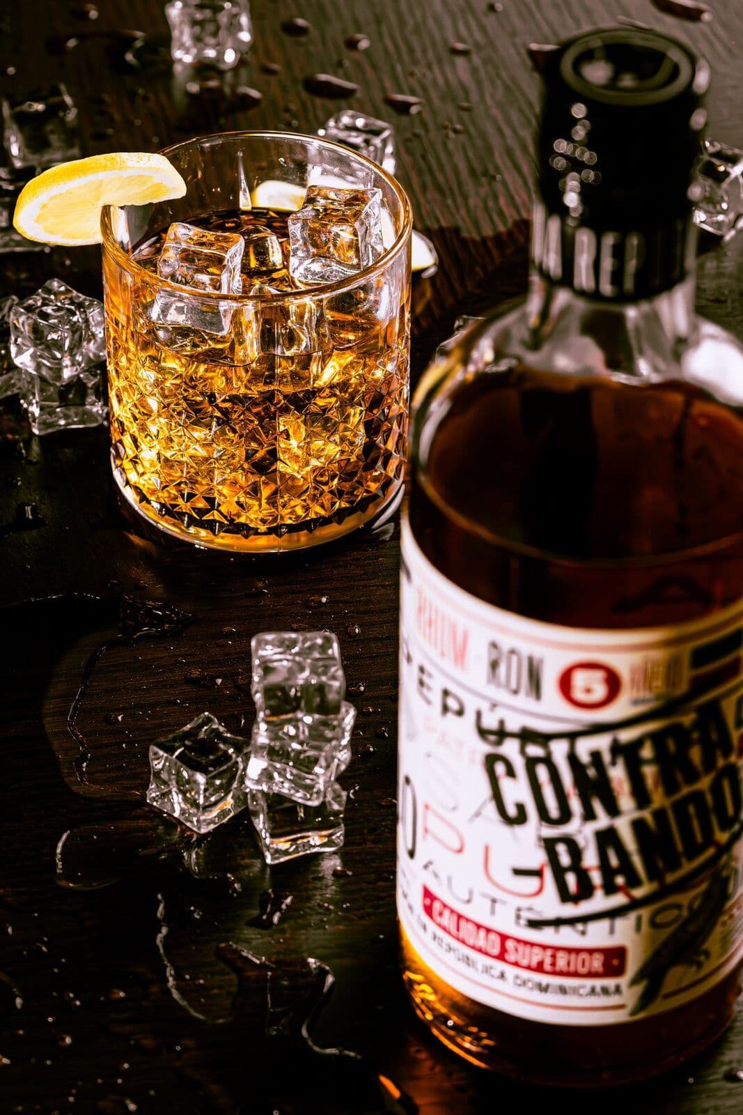 Un rhum servi sur glace, au comptoir.