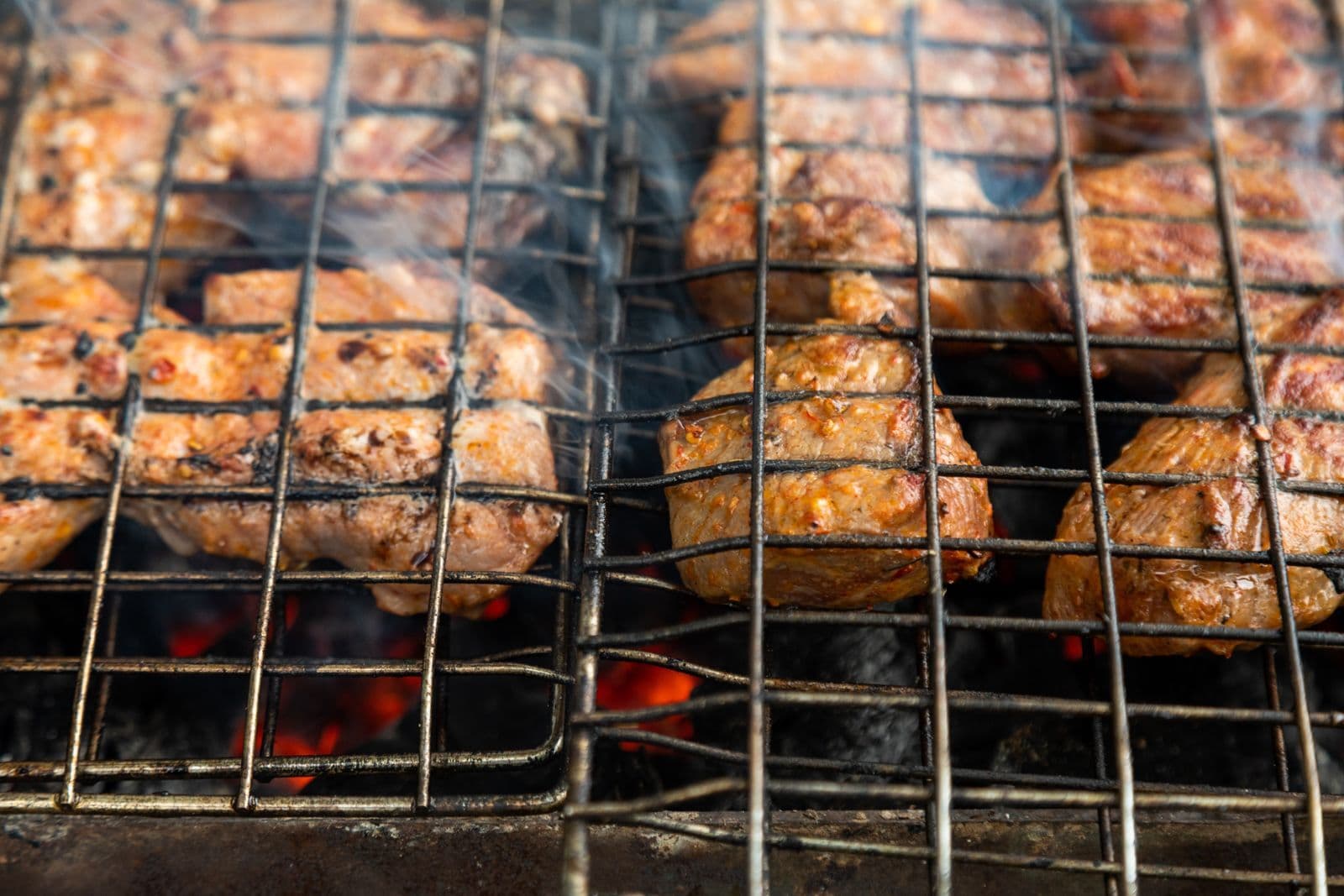 Le cuisinier devant la grille, en plein service.