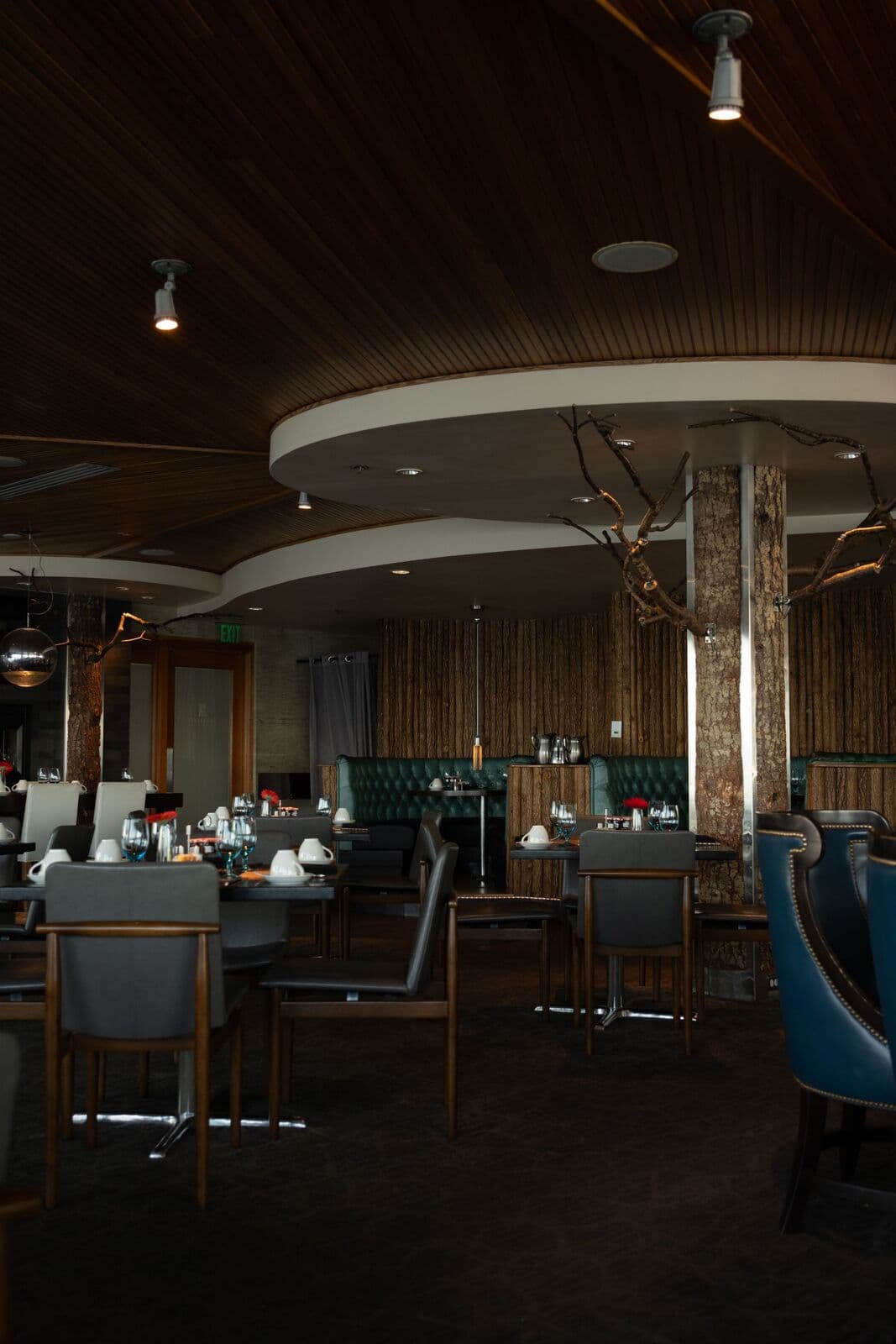 La salle du restaurant pendant le service du soir.